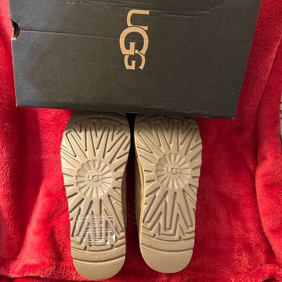 UGG shoes for sell. Never used because they didn’t fit me. - Picture 2 of 6